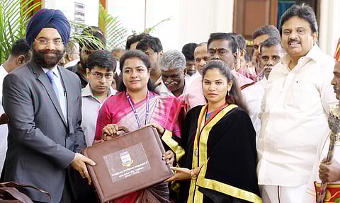 12-ம் வகுப்பு தேர்வில் 100-க்கு 100 மதிப்பெண் எடுக்கும் மாணவர்களுக்கு ரூ.10 ஆயிரம் பரிசு: மாநகராட்சி பட்ஜெட்டில் அறிவிப்பு