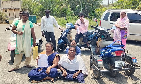 கடலூர் கலெக்டர் அலுவலகத்தில் மாற்று திறனாளிகள் தர்ணா போராட்டத்தில் ஈடுபட்டள்ளதை படத்தில் காணலாம்.