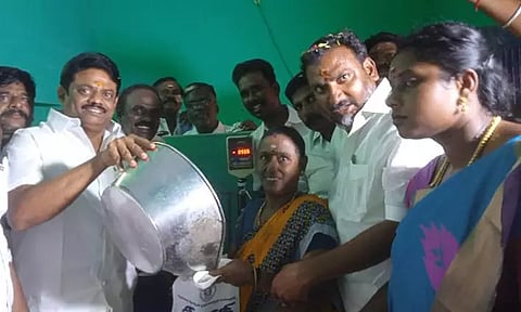 நியாய விலை கடையை திறந்து வைத்த தி.மு.க. மாவட்டச் செயலாளர்