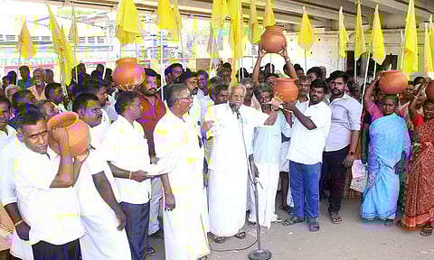 வண்ணார்பேட்டையில் மண்பாண்ட தொழிலாளர்கள் ஆர்ப்பாட்டம் நடந்த போது எடுத்தபடம்.