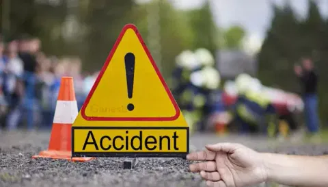 நெல்லை அருகே மரத்தில் கார் மோதி வாலிபர் பலி