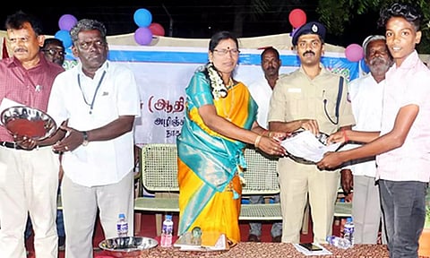 வெற்றிபெற்ற மாணவர்களுக்கு பரிசுகளை போலீஸ் சூப்பிரண்டு ஜவகர் வழங்கினார்.