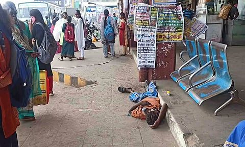 குடித்துவிட்டு போதையில் அலங்கோலமாக படுத்து கிடப்பதை படத்தில் காணலாம்.