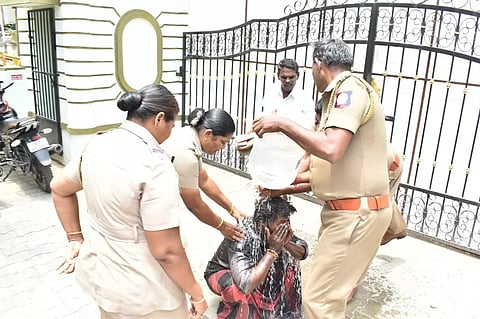 கந்து வட்டி கொடுமையில் தீ குளிக்க முயன்ற வாலிபர்