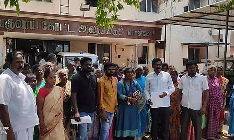 கும்மிடிப்பூண்டி ரெயில்வே இடத்தில் வசிப்போருக்கு மாற்று இடம்- குடும்பத்துடன் சென்று துணை ஆட்சியரிடம் மனு