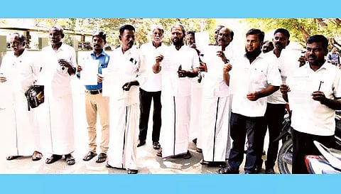 சிக்கலை தலைமையிடமாக கொண்டு யூனியன் அலுவலகம் அமைக்க கோரி கலெக்டரிடம் மனு கொடுக்க வந்தவர்களை படத்தில் காணலாம்.