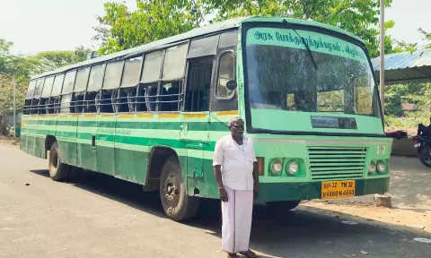 ஜப்தி செய்யப்பட்ட அரசு பஸ்சை படத்தில் காணலாம்.