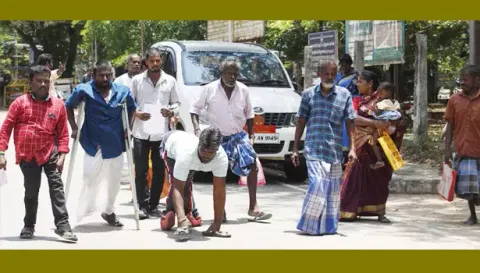கலெக்டரிடம் மாற்றுத்திறனாளிகள் மனு
