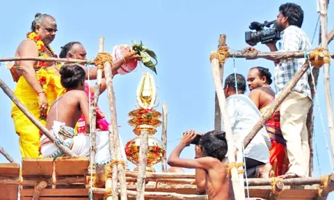 கோபுர கலசங்களில் புனிதநீர் ஊற்றி கும்பாபிஷேகம் நடந்தது.