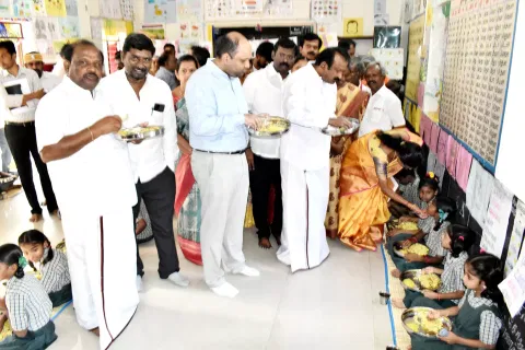 டீச்சர்ஸ் காலனி ஊராட்சி ஒன்றிய நடுநிலை பள்ளியில் மாணவர்களுக்கு வழங்கப்படும் உணவுகளை அமைச்சர் முத்துசாமி சாப்பிட்டு பார்த்து ஆய்வு மேற்கொண்டார். அருகில் கலெக்டர் கிருஷ்ணணுன்னி உள்பட பலர் உள்ளனர்.