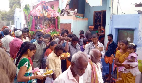 சத்தியமங்கலம் அடுத்த கோட்டு வீராம்பாளையம் பகுதியில் பண்ணாரியம்மன் சப்பரம் ஊர்வலம் நடந்த போது எடுத்த படம்.