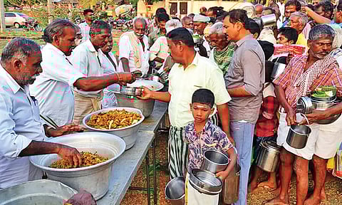 ஆண்கள் மட்டுமே பங்கேற்ற வேட்டைக்காரன் கோவில் திருவிழா- அனைவருக்கும் அசைவ விருந்து