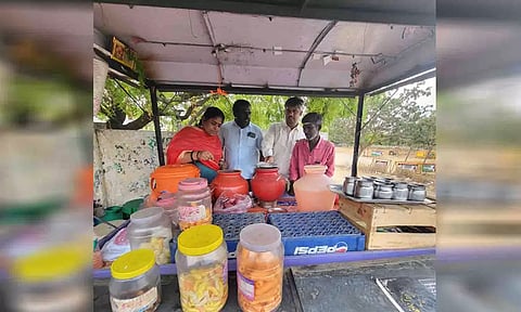 தள்ளுவண்டி கடையில் விற்பனைக்கு வைக்கப்பட்டிருந்த குளிர்பானத்தை அதிகாரிகள் ஆய்வு செய்த காட்சி.&nbsp;
