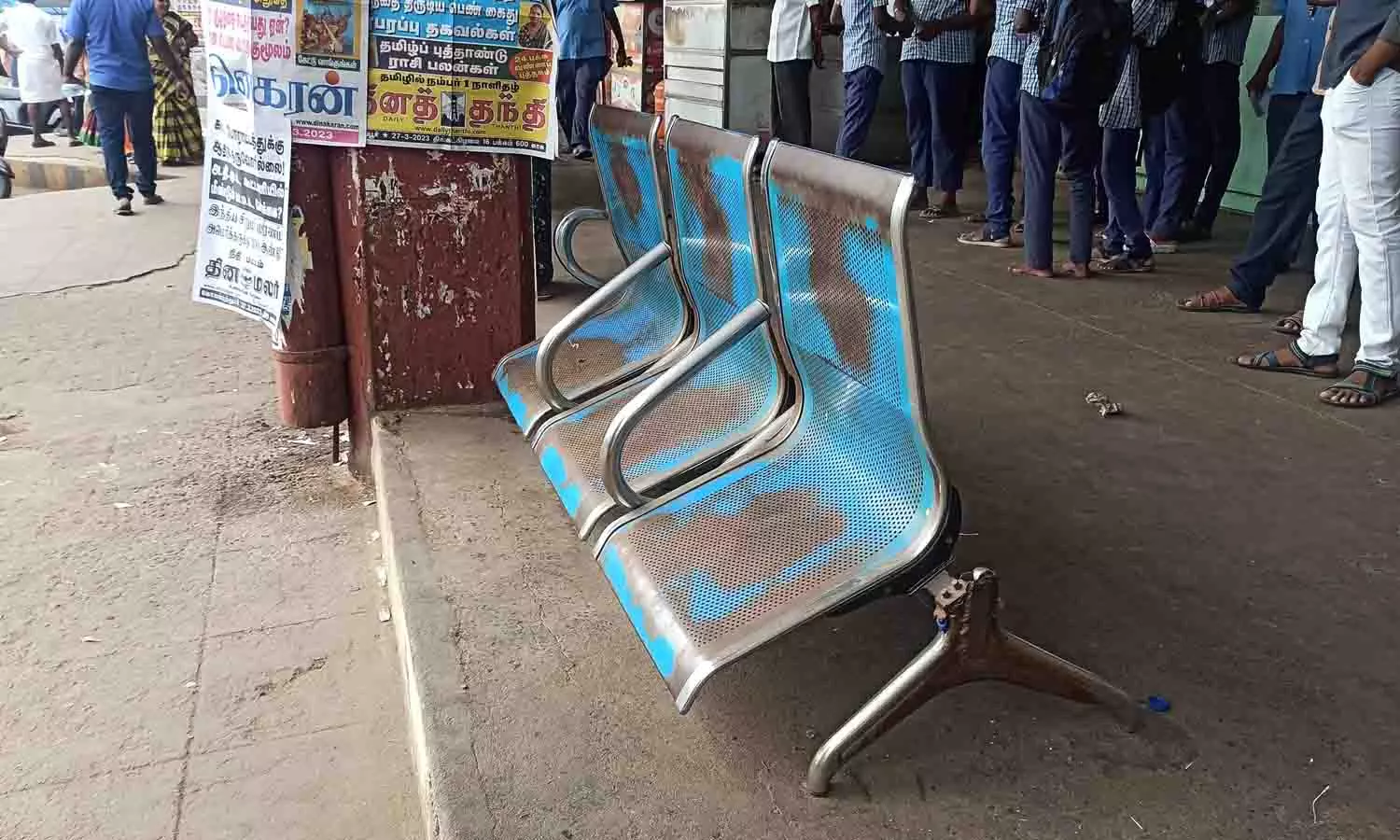 சாய்ந்து கிடக்கின்ற நாற்காலிகளை படத்தில் காணலாம்.