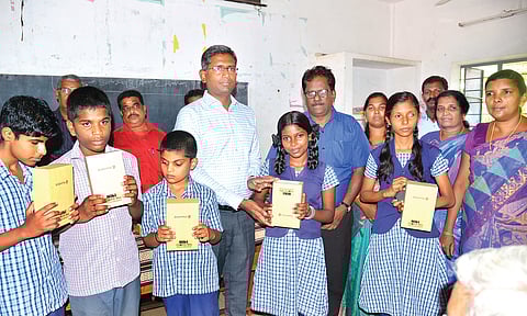 குமரி மாவட்டத்தில் மாற்றுத் திறனாளிகள் 260 பேருக்கு இலவச பஸ் பாஸ் - கலெக்டர் ஸ்ரீதர் வழங்கினார்