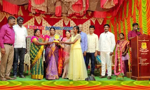 வெற்றி பெற்ற மாணவ- மாணவிகளுக்கு விழாவில் பரிசு வழங்கப்பட்டது.