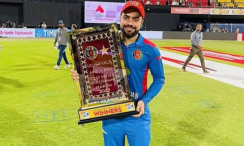 டி20-யில் இதுவரை யாரும் செய்ததில்லை.. செய்வதும் சுலபமில்லை.. ரஷித்கானின் வெறித்தனமான சாதனை