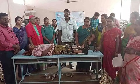 மாற்றுத்திறன்  மாணவர்களுக்கு  உதவி உபகரணங்கள் வழங்கப்பட்ட காட்சி.