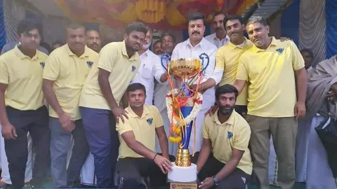 ஊட்டியில் பூப்பந்து போட்டியில் வெற்றி பெற்ற அணிக்கு பரிசு கோப்பை