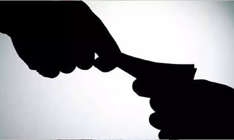 குலசேகரம் அருகே ரூ.2 ஆயிரம் லஞ்சம் வாங்கியதாக கிராம நிர்வாக அதிகாரி சிக்கினார்