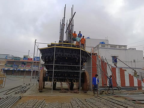 பங்குனி உத்திர தேரோட்டத்தையொட்டி சென்னிமலை முருகன் கோவிலில் தேர் தயார் செய்யும் பணி நடந்த போது எடுத்த படம்.