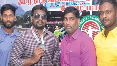 சாதனை படைத்த வீரர் பாலாஜி ராஜேந்திரனை மாவட்ட விளையாட்டு அதிகாரி சிவரஞ்சன் பாராட்டிய காட்சி.