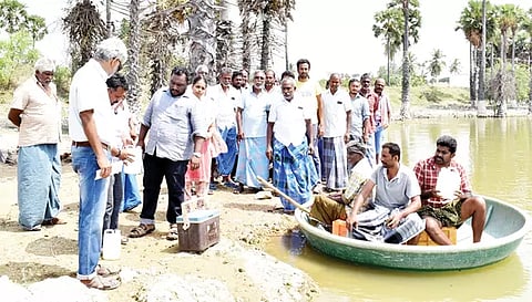 சேலம் மாவட்ட மாசு கட்டுப்பாட்டு வாரிய உதவி பொறியாளர் விஜய்கோகுல் தலைமையிலான குழுவினர் ஏரியில் தண்ணீர் சேகரித்தபோது எடுத்த படம்.&nbsp;