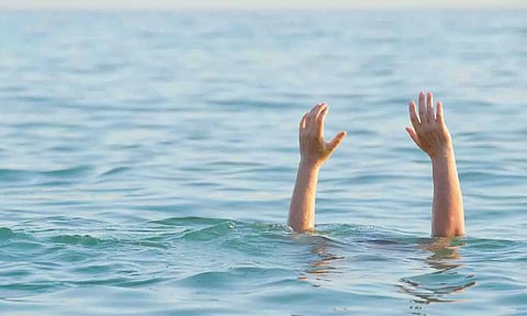 பிளஸ்-1 மாணவர் ஆற்றில் மூழ்கி பலி