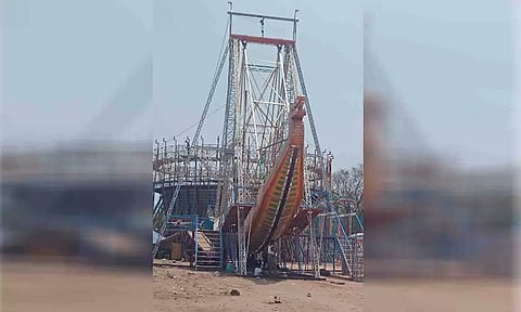 விழாவையொட்டி அமைக்கப்பட்டுள்ள ராட்டினம்.