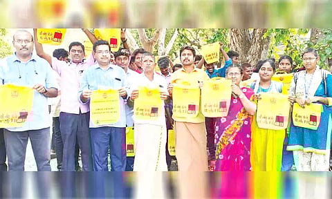 &nbsp;மஞ்சப்பை பயன்படுத்துவது குறித்து பொதுமக்களுக்கு விழிப்புணர்வு ஏற்படுத்தப்பட்ட காட்சி.