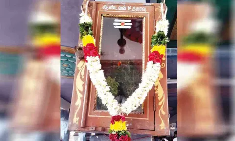 சிவன்மலை ஆண்டவன் உத்தரவு பெட்டி.
