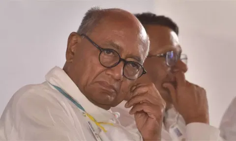 அரசு பங்களாவை காலி செய்யும் ராகுல் காந்திக்கு தனது வீட்டை வழங்க முன்வந்த திக்விஜய் சிங்