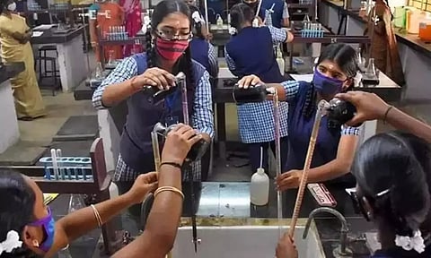 தொடரும் 'ஆப்சென்ட்' விவகாரம்- எஸ்.எஸ்.எல்.சி. செய்முறை தேர்வில் 25 ஆயிரம் பேர் பங்கேற்கவில்லை