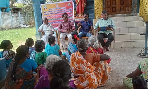 கோழி வளர்ப்பு பற்றிய செயல்விளக்கம் நடைபெற்ற காட்சி.