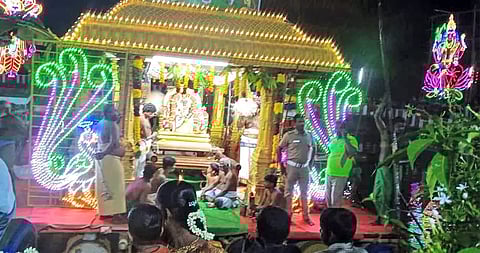 மாயக்கூத்த பெருமாள், அலமேலு மங்கை, குளந்தைவல்லி தாயார்களுடன் சிறப்பு அலங்காரத்தில் தெப்பத்தில் எழுந்தருளிய காட்சி.