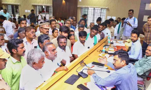 கலெக்டரிடம் மனு அளிக்கப்பட்ட காட்சி.&nbsp;