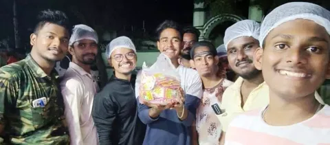 ரம்ஜான் நோன்பு பிடிக்க நள்ளிரவில் உணவு வழங்கச் செல்லும் இளைஞர்கள்.