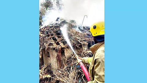 குடிசை வீட்டில் தீயில் கருகி ரூ. 1 லட்சம் பொருட்கள் சேதம்