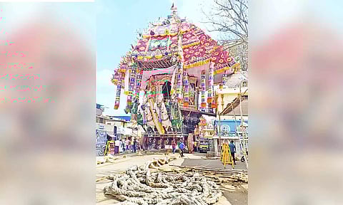 மும்முரமாக நடைபெற்று வரும் திருவாரூர் ஆழித்தேர் கட்டுமான பணிகள் நடந்தது.