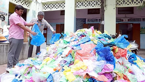 பறிமுதல் செய்யப்பட்ட பிளாஸ்டிக் பொருட்கள் குவித்து வைத்துள்ள காட்சி.