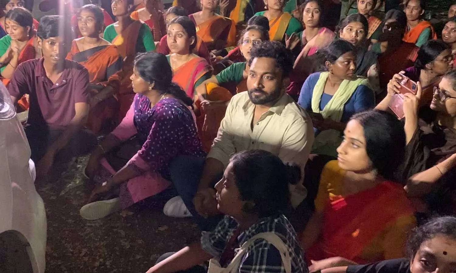 கலாஷேத்ரா மாணவிகளுடன் விக்ரமன்