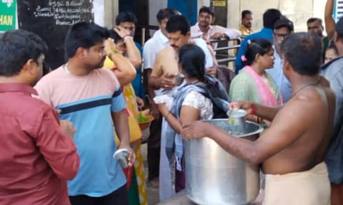 கன்னியாகுமரி பகவதி அம்மன் கோவிலுக்கு சாமி கும்பிட வரும் பக்தர்களுக்கு மோர் தானம் வழங்கப்பட்ட போது எடுத்த படம்.
