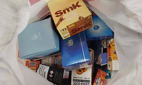 எலக்ட்ரானிக் சிகரெட்டு பறிமுதல் செய்த காட்சி.