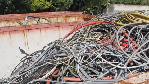 லாரி பட்டறை ஷட்டரை உடைத்து ரூ.1.67 லட்சம் வயர்கள் திருட்டு