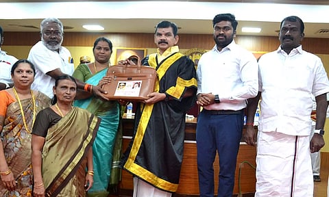 மேயர் சரவணன் பட்ஜெட் தாக்கல் செய்த காட்சி. அருகில் துணை மேயர் கே.ஆர்.ராஜூ, கமிஷனர் சிவகிருஷ்மூர்த்தி உள்ளனர்.