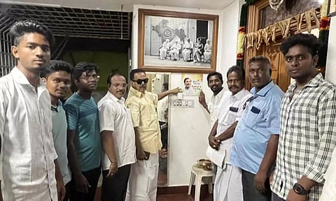 காங்கிரஸ் ஒருங்கிணைப்பாளர் தேவதாஸ் வீட்டில் இளைஞர் காங்கிரஸ் தலைவர் ஆனந்தபாபு ஸ்டிக்கர் ஒட்டிய காட்சி.