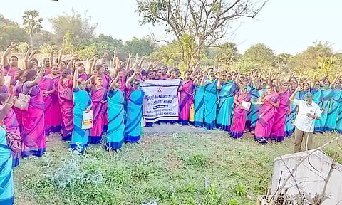 செம்பனார்கோயிலில், அங்கன்வாடி ஊழியர்கள் ஆர்ப்பாட்டத்தில் ஈடுபட்டனர்.