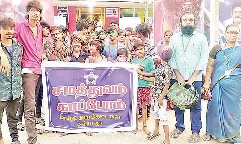 தஞ்சை திரையரங்கில் நரிக்குறவர் இனமக்கள், பொதுமக்களுடன் அமர்ந்து படம் பார்த்தனர்.