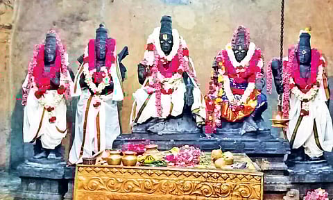 சீதாதேவி சமேத ராமன் பட்டாபிஷேக கோலத்தில் காட்சியளித்தார்.