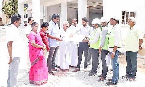 காந்திஜி வணிகவளாக கட்டுமான பணிகள் குறித்து மேயர் சண்.ராமநாதன் கேட்டறிந்தார்.